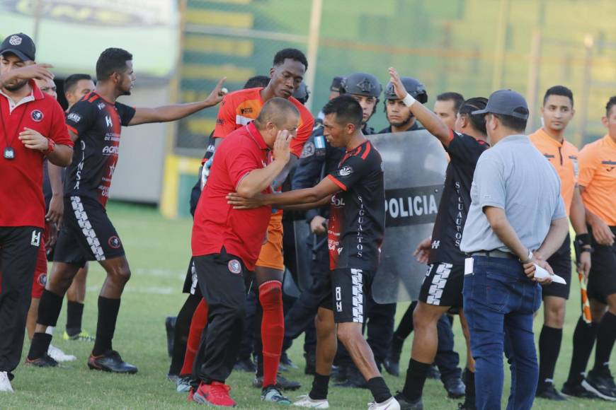 El partido de Liga de Ascenso entre Independiente - Parrillas One terminó en bronca luego de que el cuerpo técnico comandado por el “Tato” García le reclamara al árbitro tras brutal falta y herida contra uno de sus jugadores.