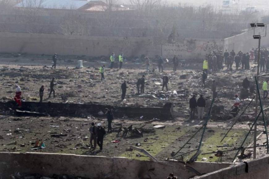 El Boeing 737 se estrelló en unos terrenos agrícolas a unos 45 km al noroeste del aeropuerto, según medios estatales. Tanto responsables ucranianos como iraníes descartaron cualquier posibilidad de encontrar supervivientes.