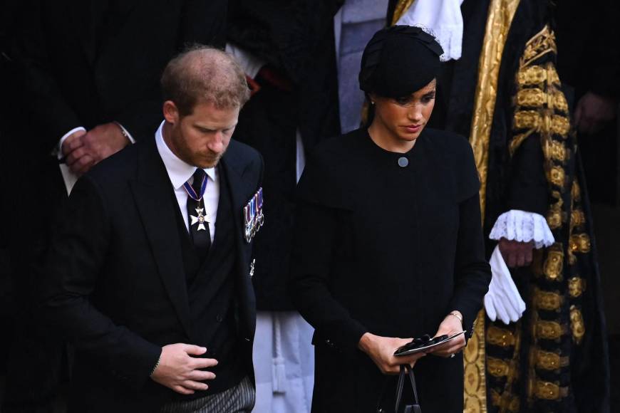 El príncipe Harry, en cambio, lució sólo algunas condecoraciones sobre traje de día, después de que la reina Isabel II le retirase sus títulos militares por su decisión de apartarse de la Casa Real a principios de 2020.