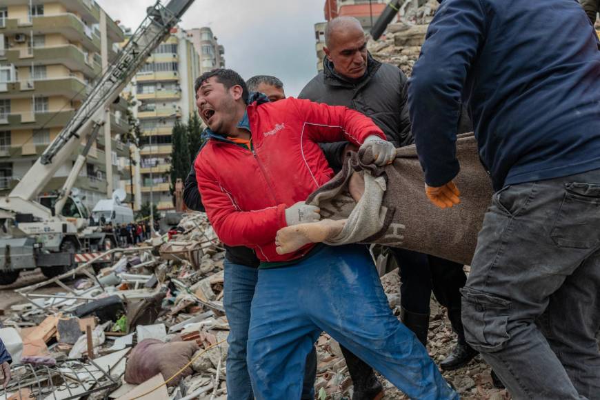 “Debido a que continúan las labores de desescombro en muchos edificios de la zona del terremoto, no sabemos a cuánto ascenderá el número de muertos y heridos”, declaró el presidente turco, Recep Tayyip Erdogan.