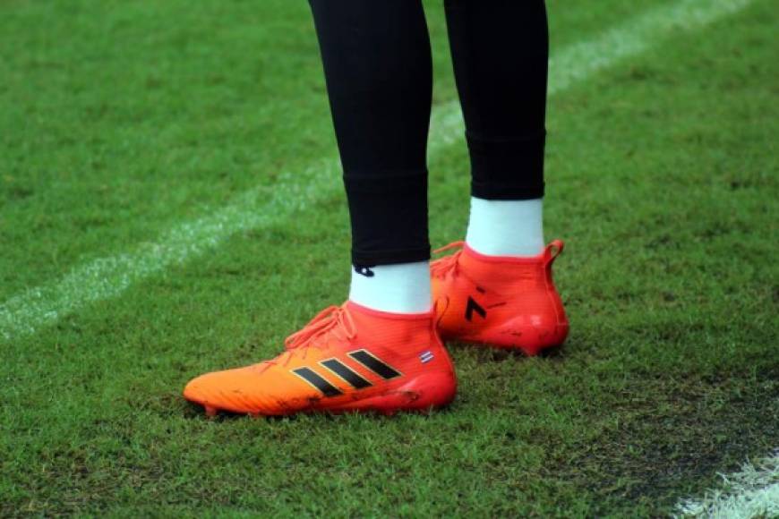 Keylor Navas lució sus tacos que usará contra Honduras, botines que fueron personalizados por Adidas con las iniciales del portero, el número y la bandera de Costa Rica.