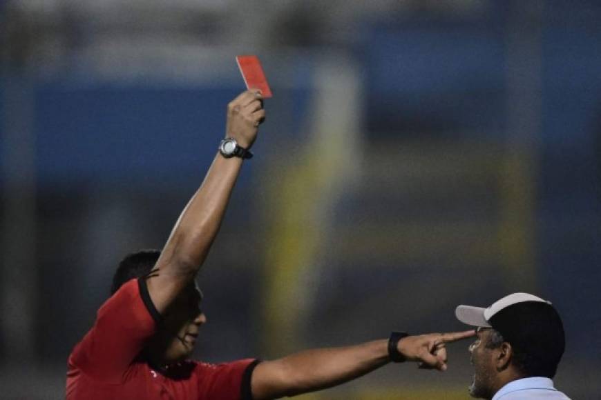 El árbitro Raúl Castro también expulsó al preparador de porteros de Motagua, Hugo Caballero.
