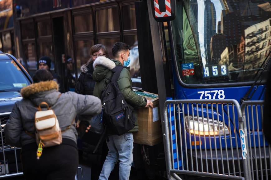 La Alcaldía comenzó a enviar autobuses para recogerlos, como ocurrió este lunes, y llevarlos a su nuevo destino en el terminal para cruceros en Brooklyn, convertido en un refugio temporal para hombres solteros. El hotel Watson, ahora desalojado, será usado para albergar familias con niños.