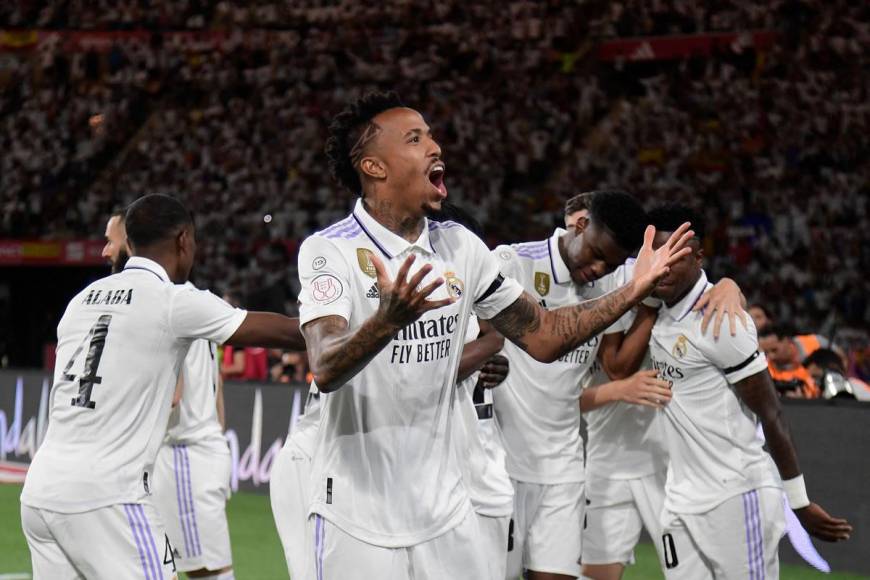 Jugadores del Real Madrid se agrupan para celebrar el 1-0 contra el Osasuna en la final de la Copa del Rey.Jugadores del Real Madrid se agrupan para celebrar el 1-0 contra el Osasuna en la final de la Copa del Rey.Jugadores del Real Madrid se agrupan para celebrar el 1-0 contra el Osasuna en la final de la Copa del Rey.La celebración de Rodrygo Goes tras marcar el 1-0 del Real Madrid en la final de la Copa del Rey.La celebración de Rodrygo Goes tras marcar el 1-0 del Real Madrid en la final de la Copa del Rey.