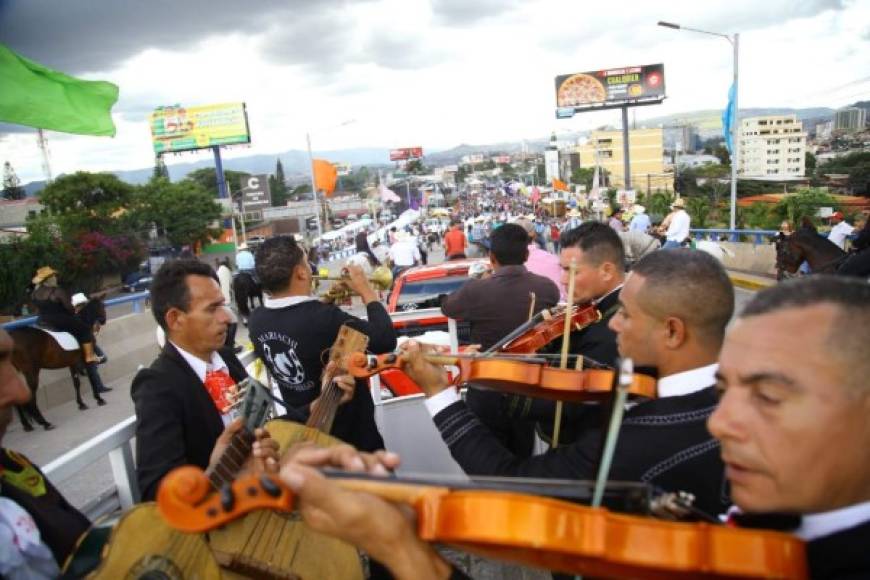 La actividad principal se centra a lo largo de más de un kilómetro, en un bulevar en el extremo oriente de la ciudad, donde se instalaron siete escenarios para diversas actividades artísticas y culturales.<br/>