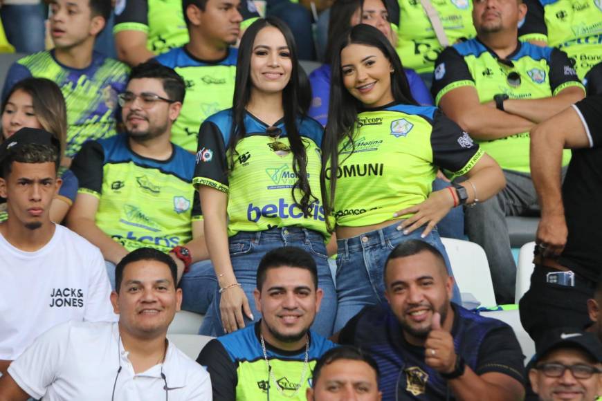 Erika Cabrera (izquierda) y Spehanie Lobo (derecha), son pareja sentimental de Mario Martínez y Cristian Cálix, jugadores de los Potros del Olancho FC.