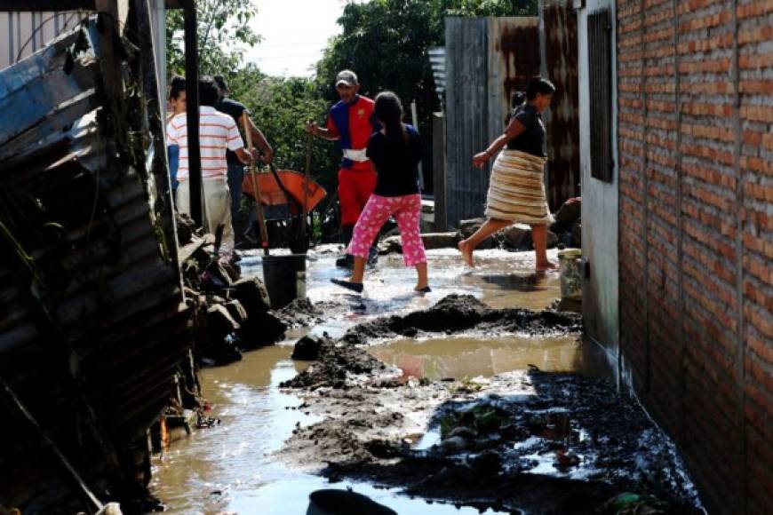 Figueroa fue arrastrada este martes por una quebrada cuando intentaba cruzar un pequeño puente a bordo de una motocicleta que conducía su hijo, quien resultó con golpes leves, y su cuerpo fue rescatado por elementos del Cuerpo de Bomberos de Honduras.