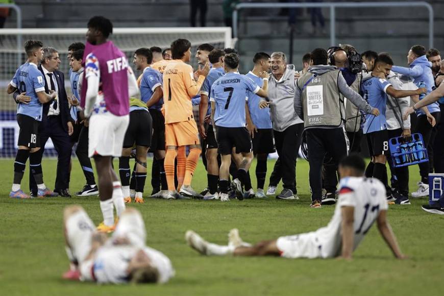 Las dos caras de la moneda. Los futbolistas de Uruguay celebran su clasificación ante las duras imágenes de Estados Unidos.