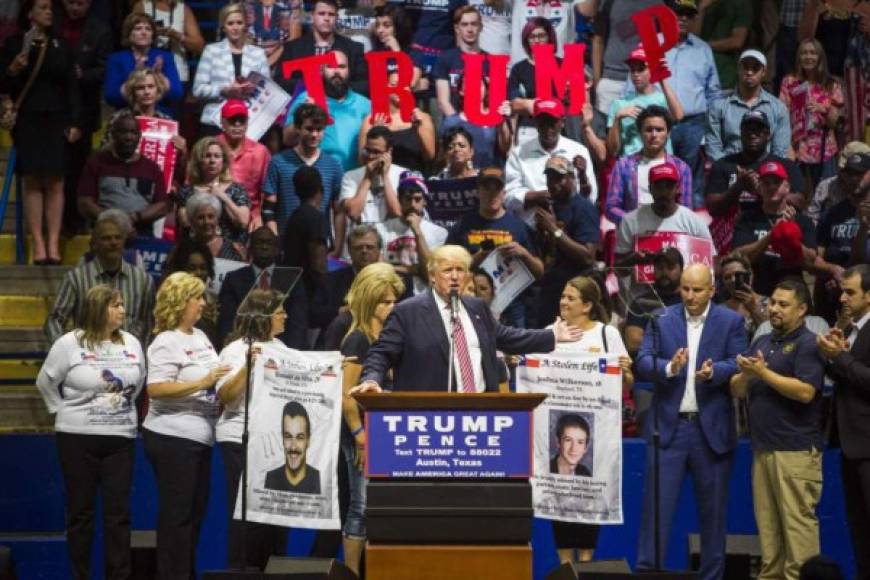 El candidato presidencial republicano, Donald Trump, hizo llamados al electorado hispano, prometiendo proteger los empleos y reducir los impuestos a esa comunidad estadounidense, que mayoritariamente lo rechaza en los sondeos.