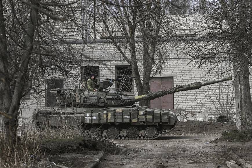 El avance de las tropas ucranianas en Bajmut, rodeada por los rusos desde hace varios meses, ha llevado al Gobierno de Vladimir Putin a vaciar los museos rusos recuperando tanques obsoletos para reutilizarlos en el frente de batalla, informaron medios locales.