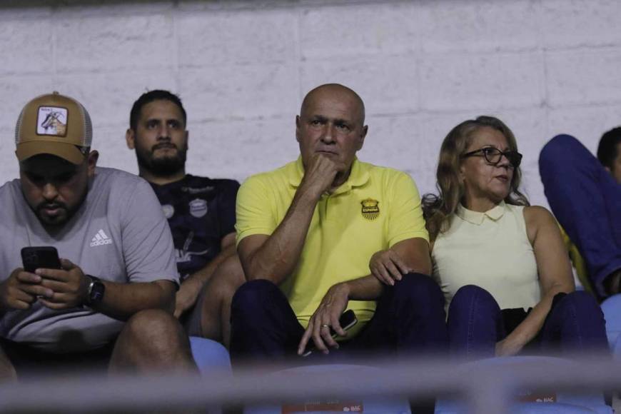 El entrenador hondureño Wilmer Cruz, quien criticó a Jhow Benavídez y Luis ‘Buba‘ López días atrás, reapareció en el estadio Olímpico con una camisa del Real España apoyando al equipo aurinegro.