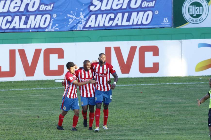 Yustin Arboleda celebró su gol con Boniek García y José Mario Pinto.