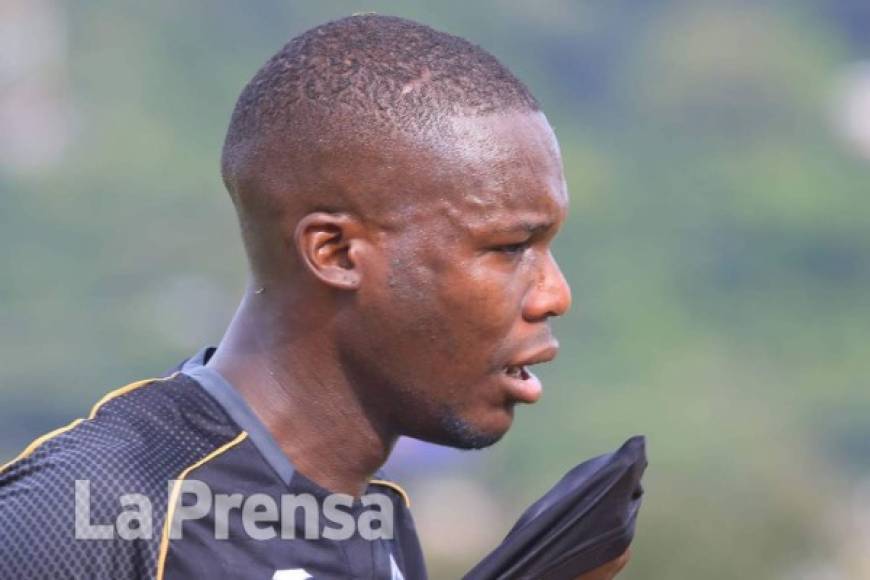 Rubilio Castillo sufrió un golpe en el rostro tras una acción con el defensa Ronald García del Real de Minas.