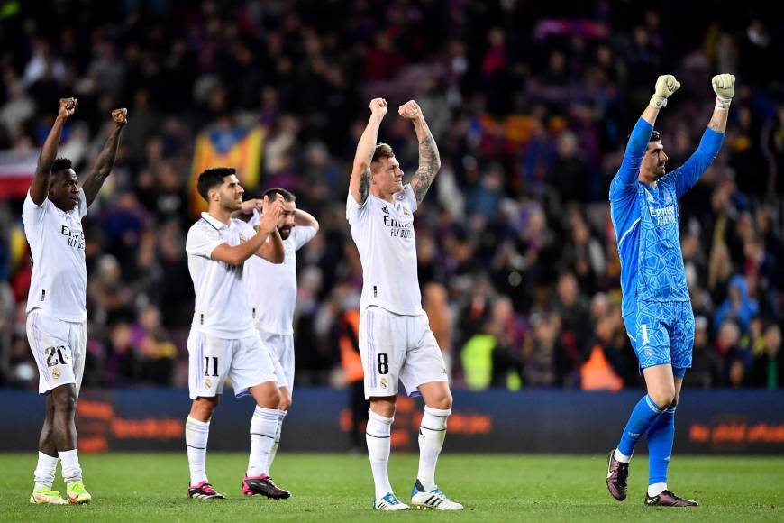 Thibaut Courtois se une a los festejos entre los pilares del Real Madrid para la búsqueda de su Copa del Rey número 20 en la historia.