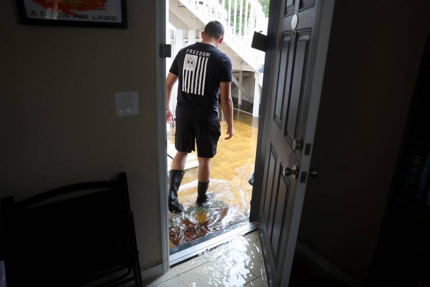 Precisamente Kevin Guthrie, responsable del organismo encargado del manejo de emergencias en Florida, advirtió este jueves a los residentes en la zona por donde pasó Nicole que no salieran de sus casas en la medida de lo posible, porque podía haber cables de electricidad sueltos por caída de postes.