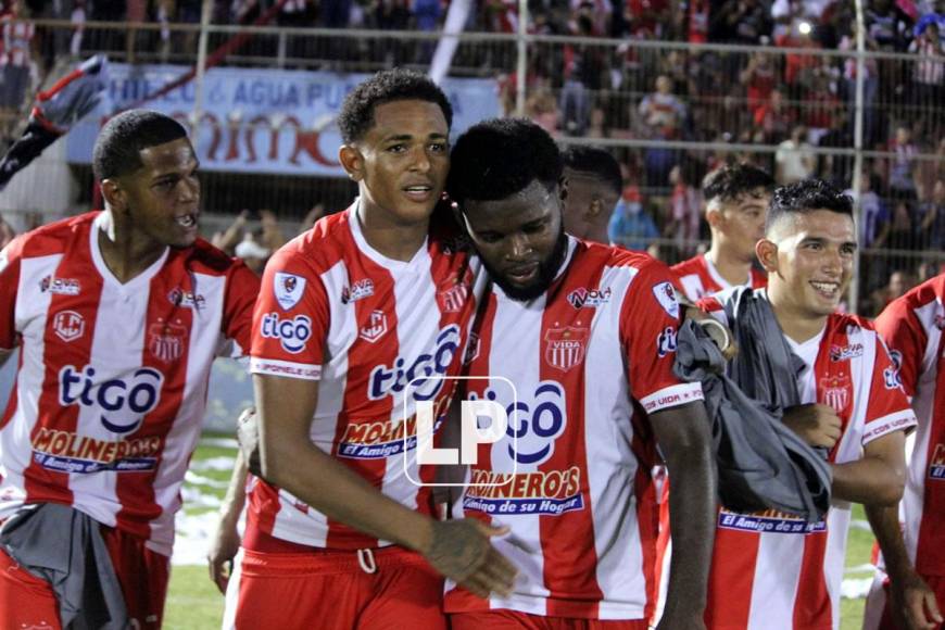 Elison Rivas fue felicitado por todos sus compañeros tras el golazo que marcó en el Clásico Ceibeño.