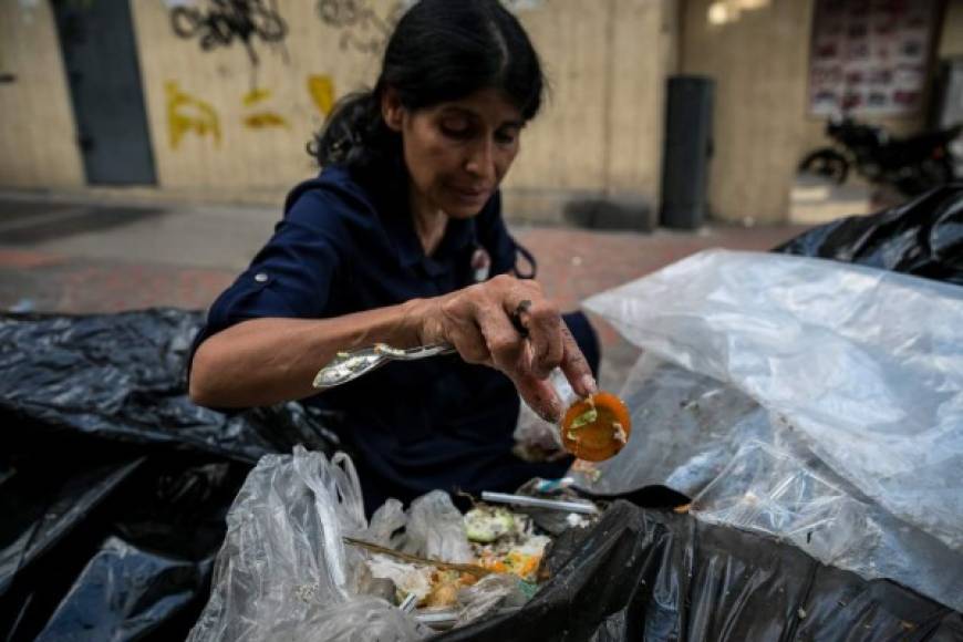 CARACAS. Venezolanos buscan comida en la basura. Organizaciones de derechos humanos denuncian que cientos de niños y adultos salen a las calles a buscar comida en los basureros ante la crisis.