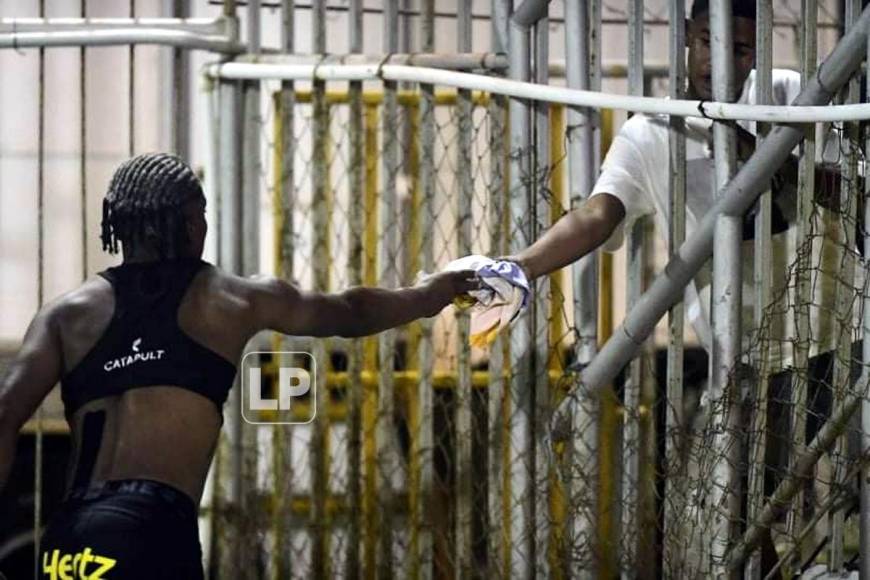 Kevin Álvarez le regaló su camiseta a un aficionado del Real España que se la pidió al final del juego ante el Vida en el estadio Excélsior de Puerto Cortés.