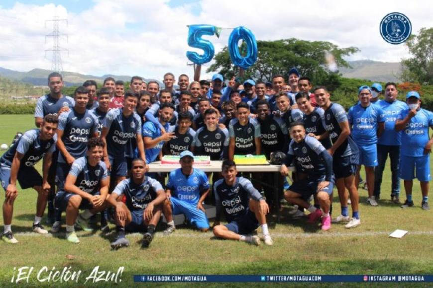El entrenador argentino festejó su cumpleaños en medio de un gran ambiente con la plantilla del Motagua.