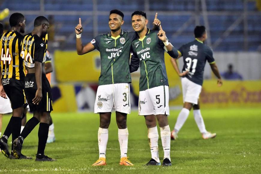 Los defensas del Marathón, Jhon Jiménez y Luis Vega, festejando el triunfo en el derbi sampedrano.