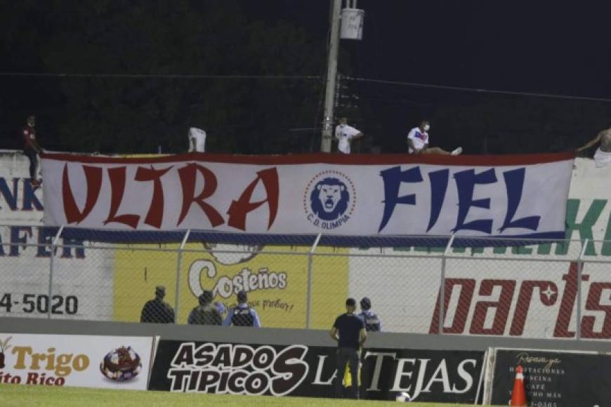 La Ultra Fiel no faltó en El Progreso y mostraron su apoyo al Olimpia.