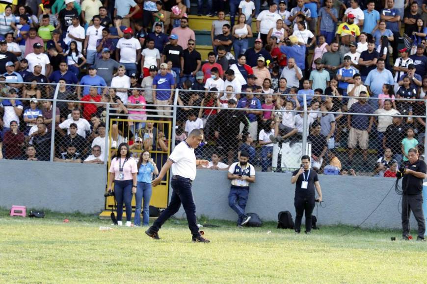 La soledad y tristeza de Jhon Jairo López tras descender con el Honduras Progreso.