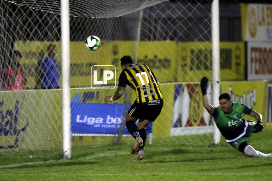 ‘La mano de Dios’: Pedro Baez marcó un segundo gol ante el Honduras Progreso, pero fue anulado. El delantero paraguayo empujó el balón con la mano izquierda.