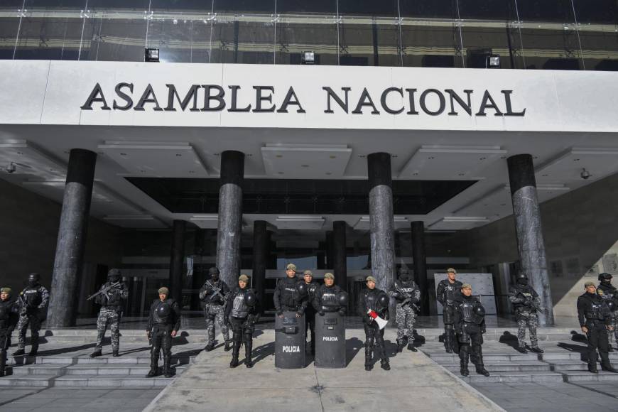 Los militares y policías, ataviados con equipo antimotines, rodean el edificio de la Asamblea, que también tiene el paso restringido a varias cuadras.