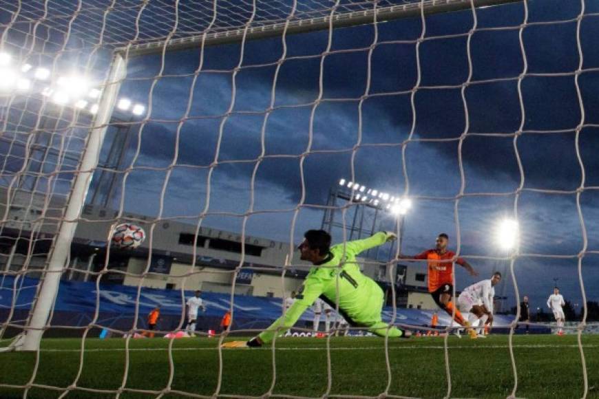 Las cosas empeoraron para el Real Madrid con este autogol de Raphael Varane en el minuto 33. Courtois no pudo hacer nada para detener el balón.