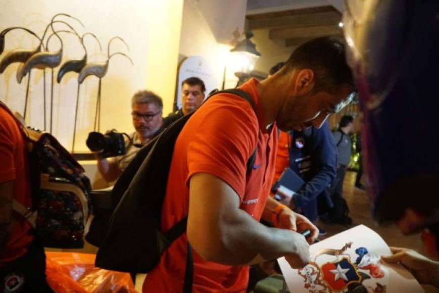 Claudio Bravo también firmó autógrafos en el hotel de concentración a aficionados chilenos.