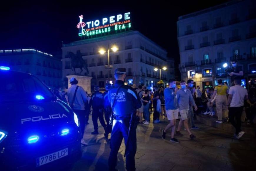 Portada de numerosos diarios españoles, las imágenes de ciudadanos festejando y bebiendo en las calles de Madrid o Barcelona, en muchos casos sin mascarilla ni distancias de seguridad, impactaron en España.