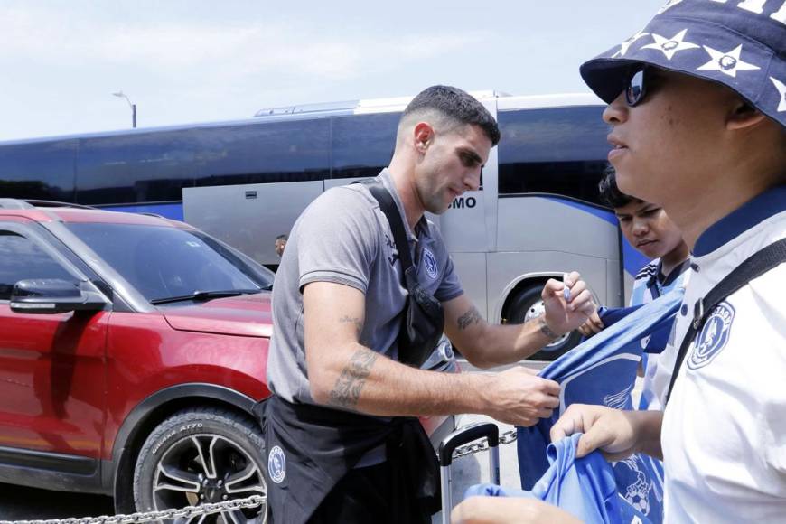 El delantero argentino Lucas Campana firmó autógrafos a los aficionados que los recibieron en la terminal aérea.