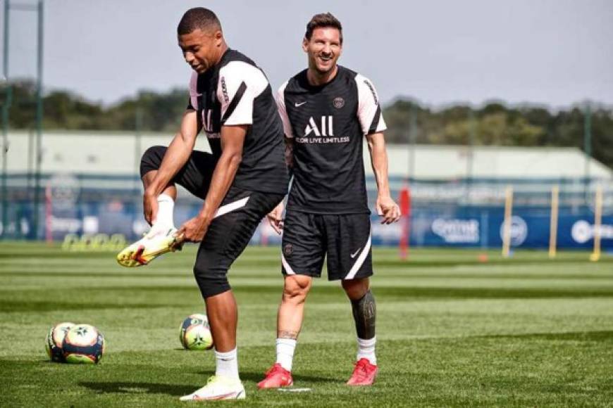 Kylian Mbappé junto a Lionel Messi en la práctica del PSG.