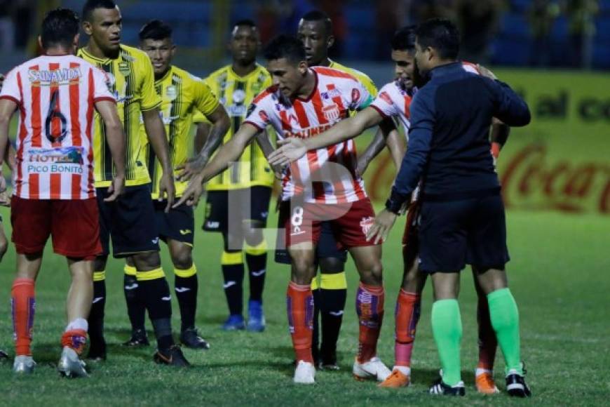 Los jugadores del Vida le muestran al árbitro el golpe que le dio el uruguayo Santiago Correa a Jairo Puerto y por ello fue expulsado el jugador del Real España.