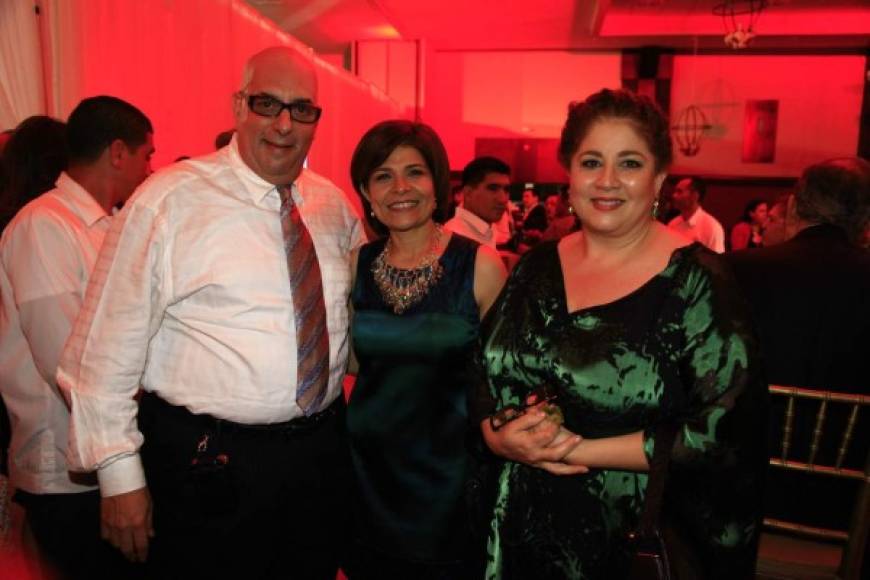 Miguel Canahuati, Hilda Hernández y Martha Canahuati.