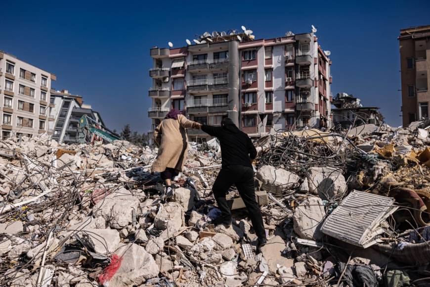 El sismo del lunes sacudió la ciudad turca de Defne a las 17H04 GMT y fue sentido con fuerza por los equipos de la AFP en la cercana ciudad de Antakya. También se sintió en el Líbano y en Chipre