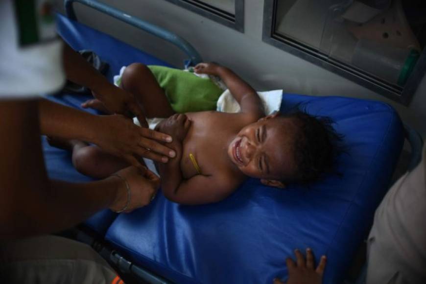 Los bebés y niños pequeños sufren deshidratación tras 10 días de caminatas bajo un intenso sol en Guatemala y México.