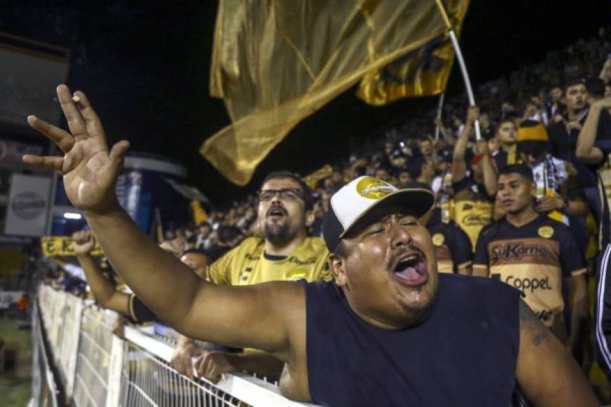 Los aficionados de los Dorados alentaron a Maradona y a su equipo en la ida de la final de Ascenso.