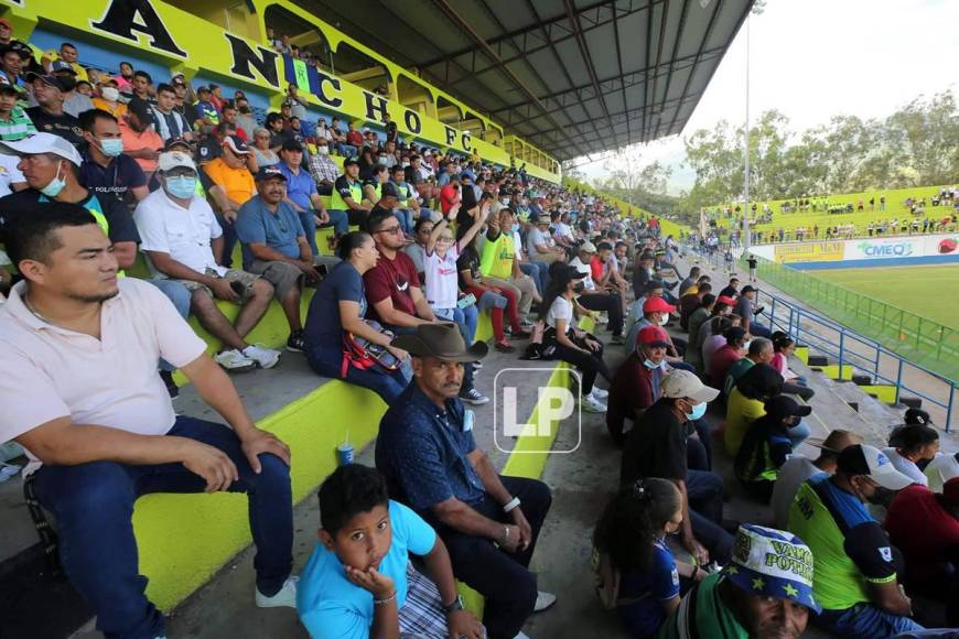 Gran ambiente se vivió en las gradas del estadio Juan Ramón Brevé Vargas con el duelo Olancho FC-Marathón.