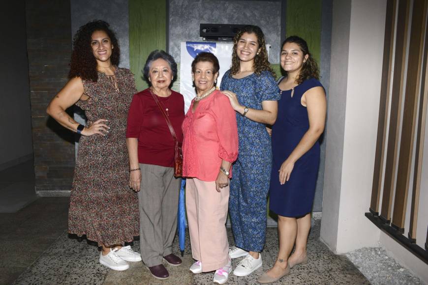 Katherine Rodríguez, Nidia Ruiz, Miriam de Rivera, Isabella Rodríguez y Denisse Rodríguez