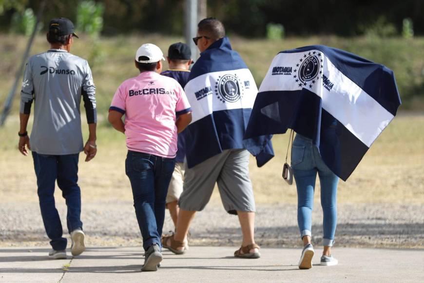 Las banderas del Motagua engalanaron la tarde del Emilio Willams en Choluteca para apoyar al Ciclón Azul.