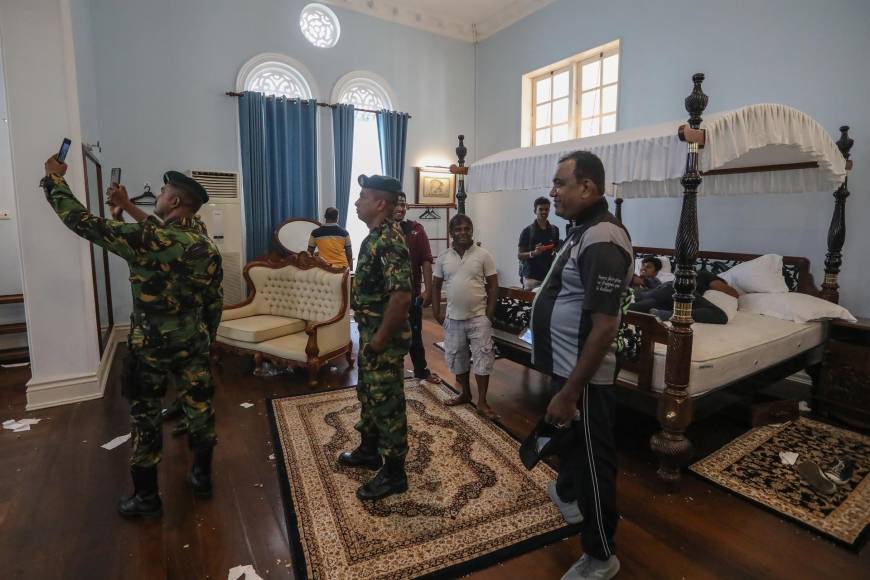 El presidente de Sri Lanka anunció su renuncia poco después de que una multitud enardecida lo obligara a huir de su residencia, llevando a su paroxismo la crisis desencadenada por el hundimiento económico del país.