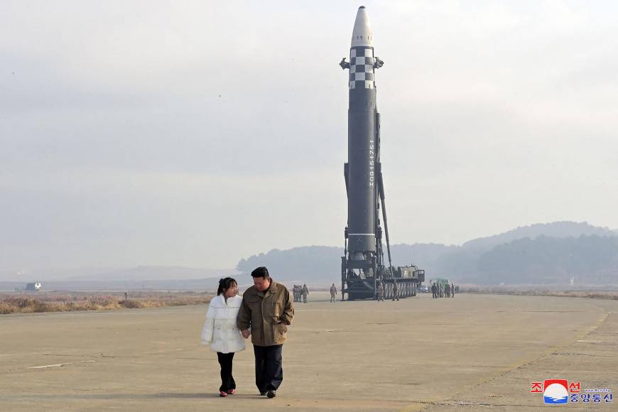 El líder norcoreano <b>Kim</b> <b>Jong</b> Un supervisó el lanzamiento de un nuevo misil balístico intercontinental (ICBM) en su primera aparición junto a su hija, informó el sábado la agencia estatal KCNA.