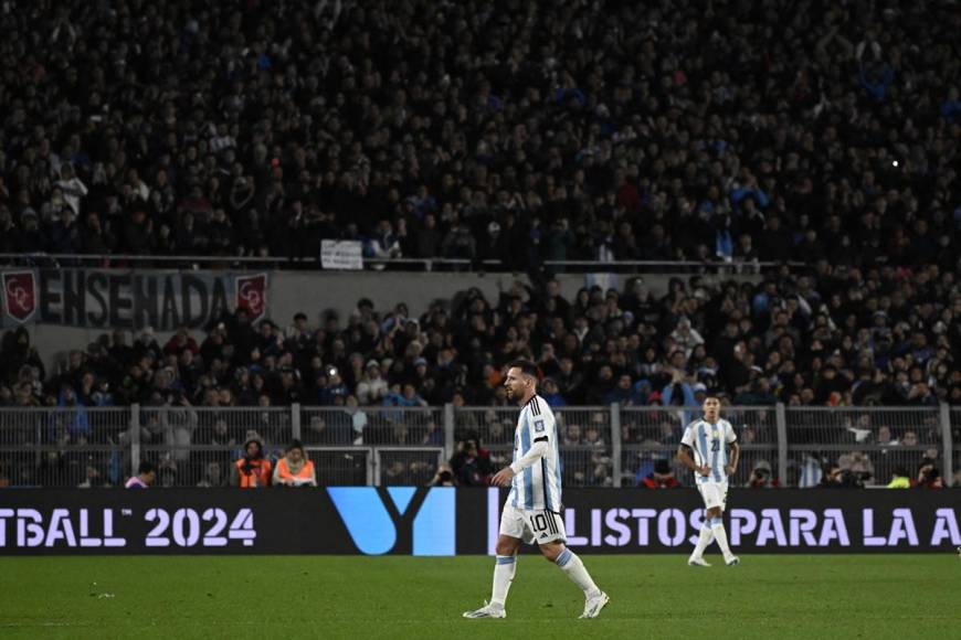 Lionel Messi fue ovacionado por todo el estadio Monumental al salir sustituido.