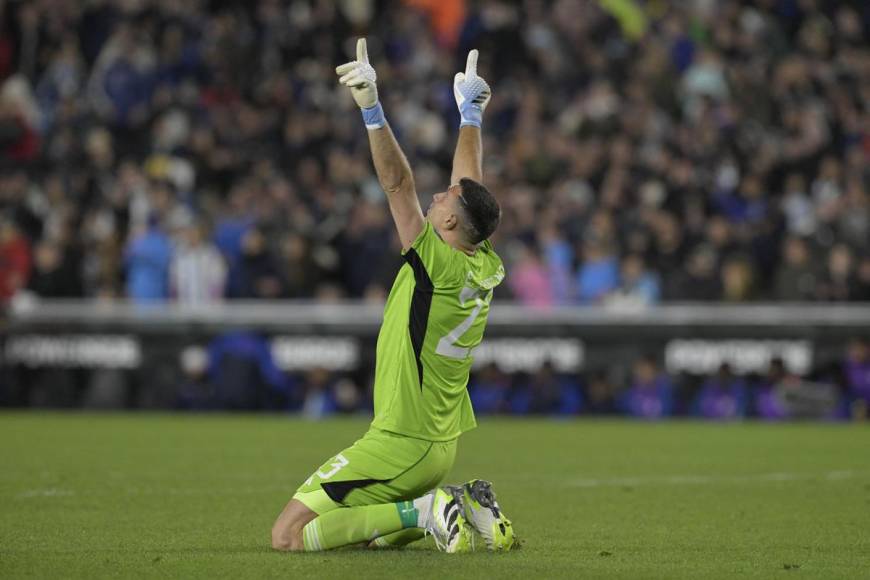 Emiliano ‘Dibu‘ Martínez se puso de rodillas y alzó los brazos para celebrar la victoria de Argentina.