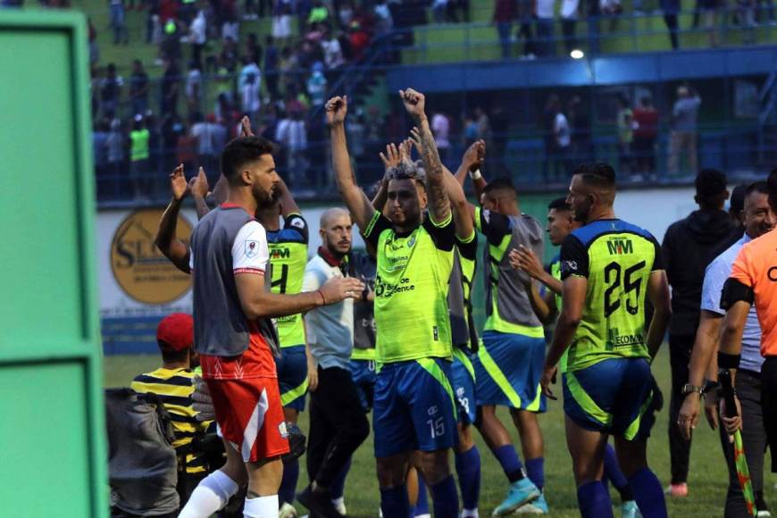 Jugadores de los Potros del Olancho FC celebraron sobre el campo el triunfo contra el Motagua.