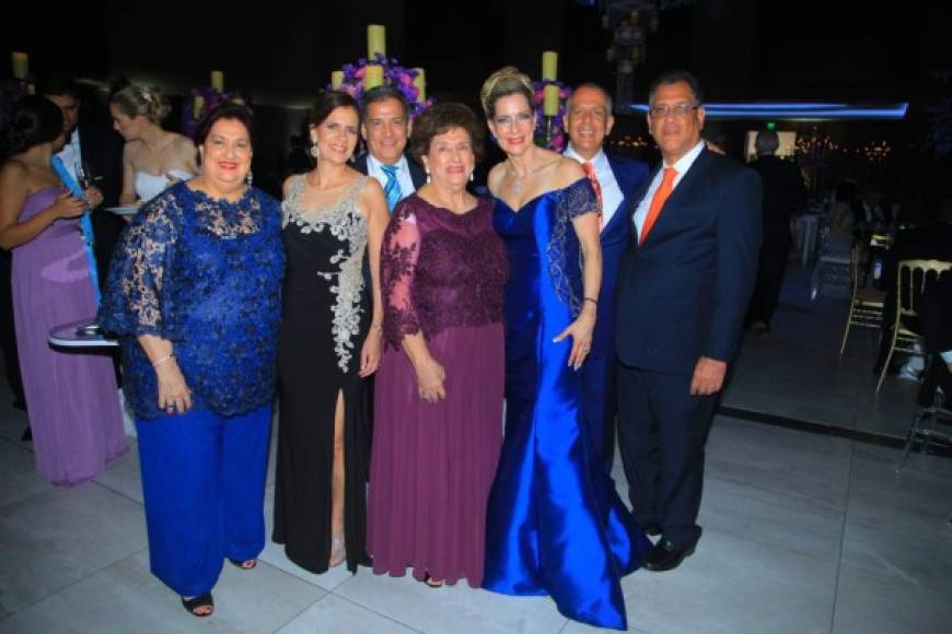 Rosario Crespo, Isabel Bográn, Arin y Sofía Pineda, María Alicia Wolozny, Danilo y Osmán Pineda.
