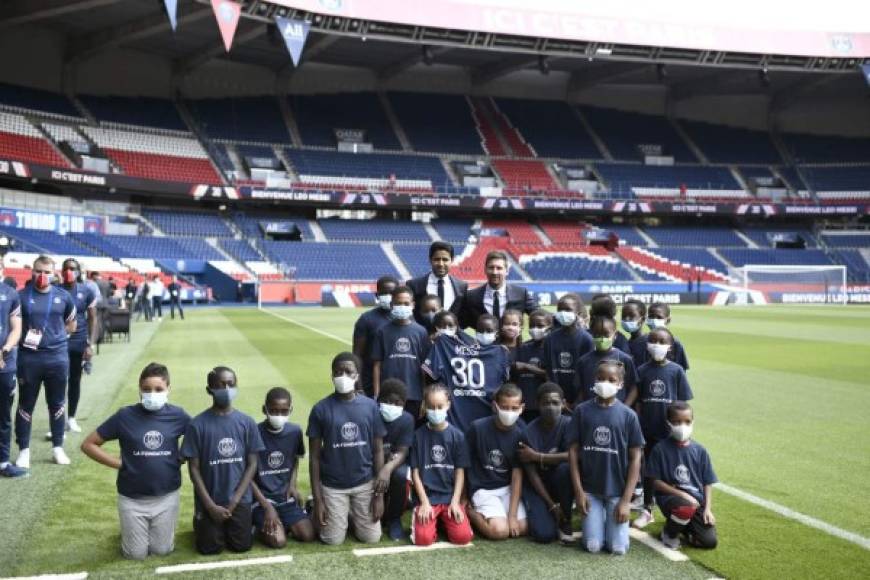 Messi y Al-Khelaifi posaron con unos niños de una fundación del PSG.