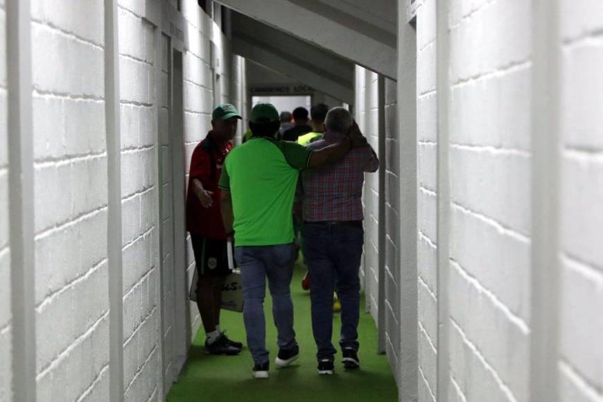 Manuel Keosseián y Rolin Peña entraron abrazados al vestuario del Marathón en Comayagua-
