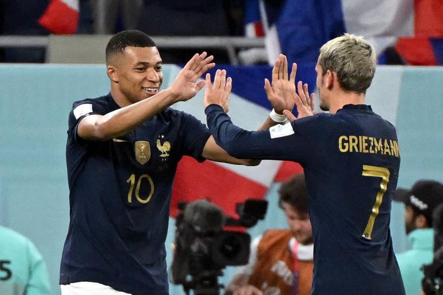 Kylian Mbappé es felicitado por Antoine Griezmann tras su primer gol.